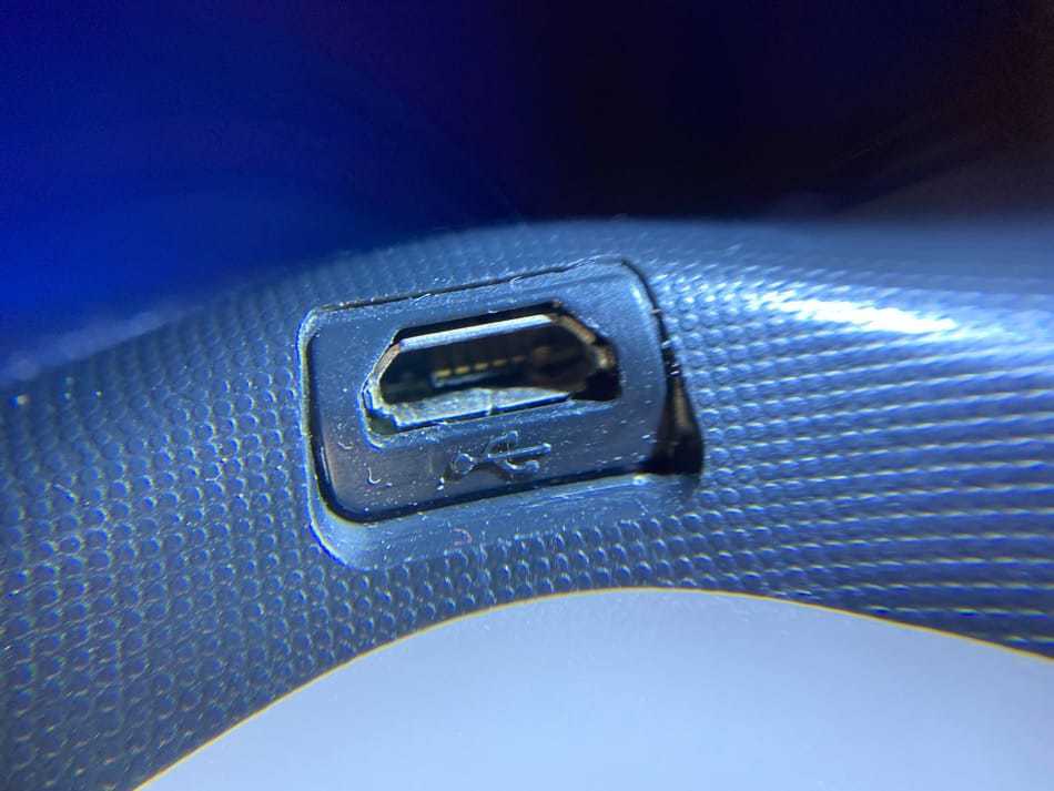Opgive Effektivt Flipper How to Clean the PS4 Controller USB Charging Port (Safe, easy to follow  guide) – CareerGamers